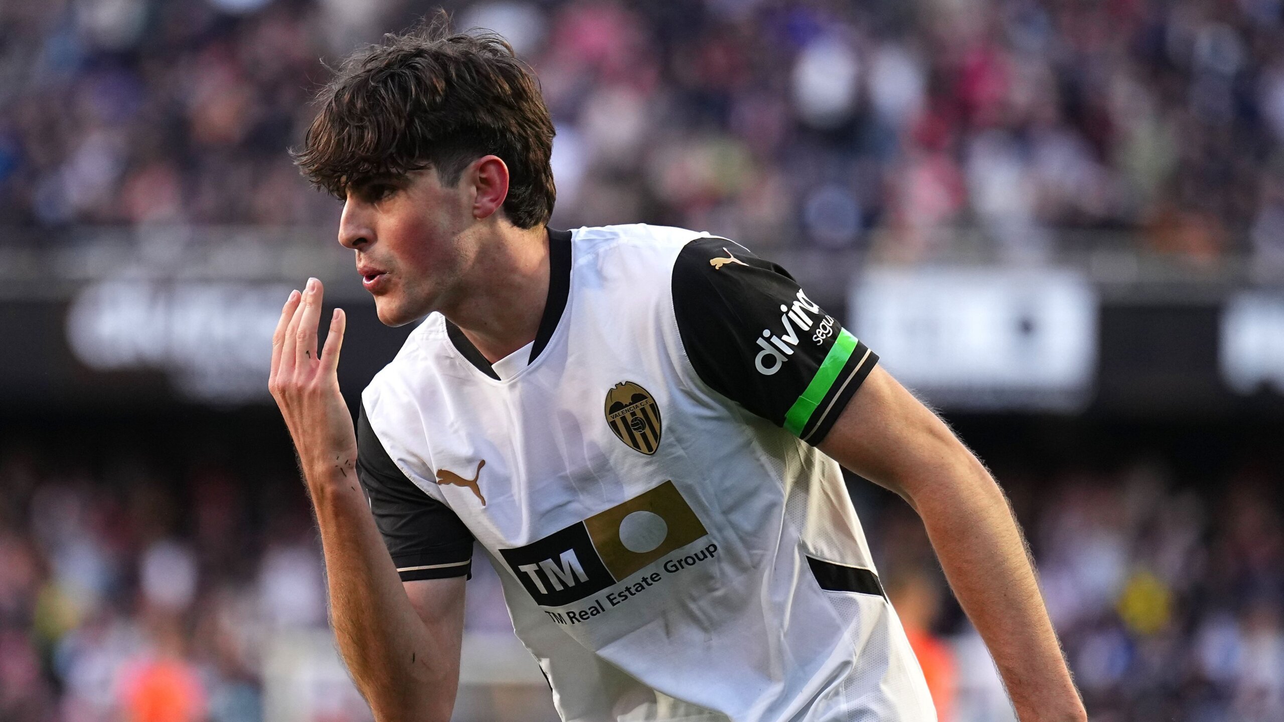 Javi Guerra Rejects Valencia Offer as Manchester United Circle 4 GettyImages 2197249980 scaled