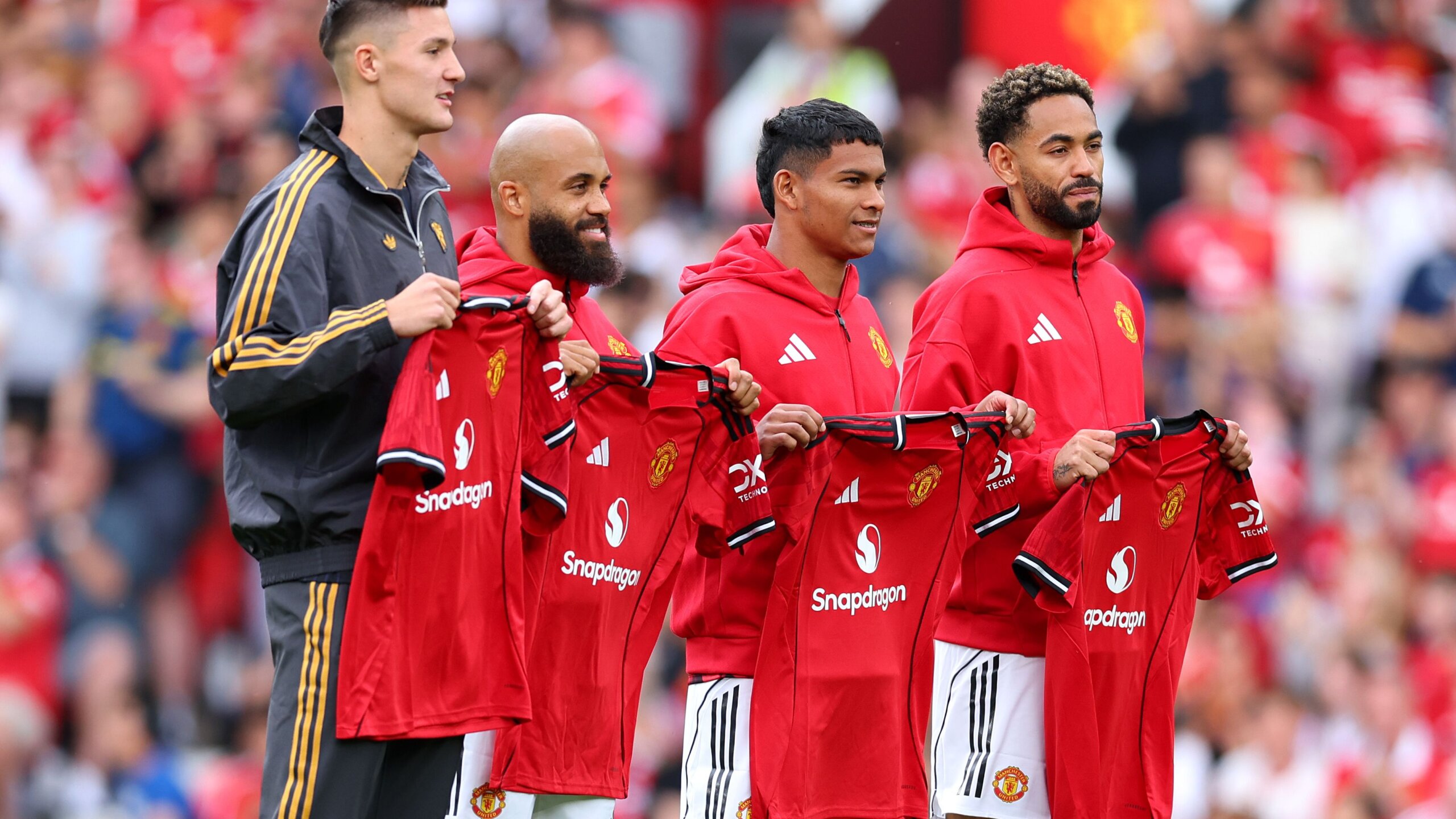 Man Utd’s New Signing Quickly Becomes Dressing Room Favourite 2 GettyImages 2229212862 scaled