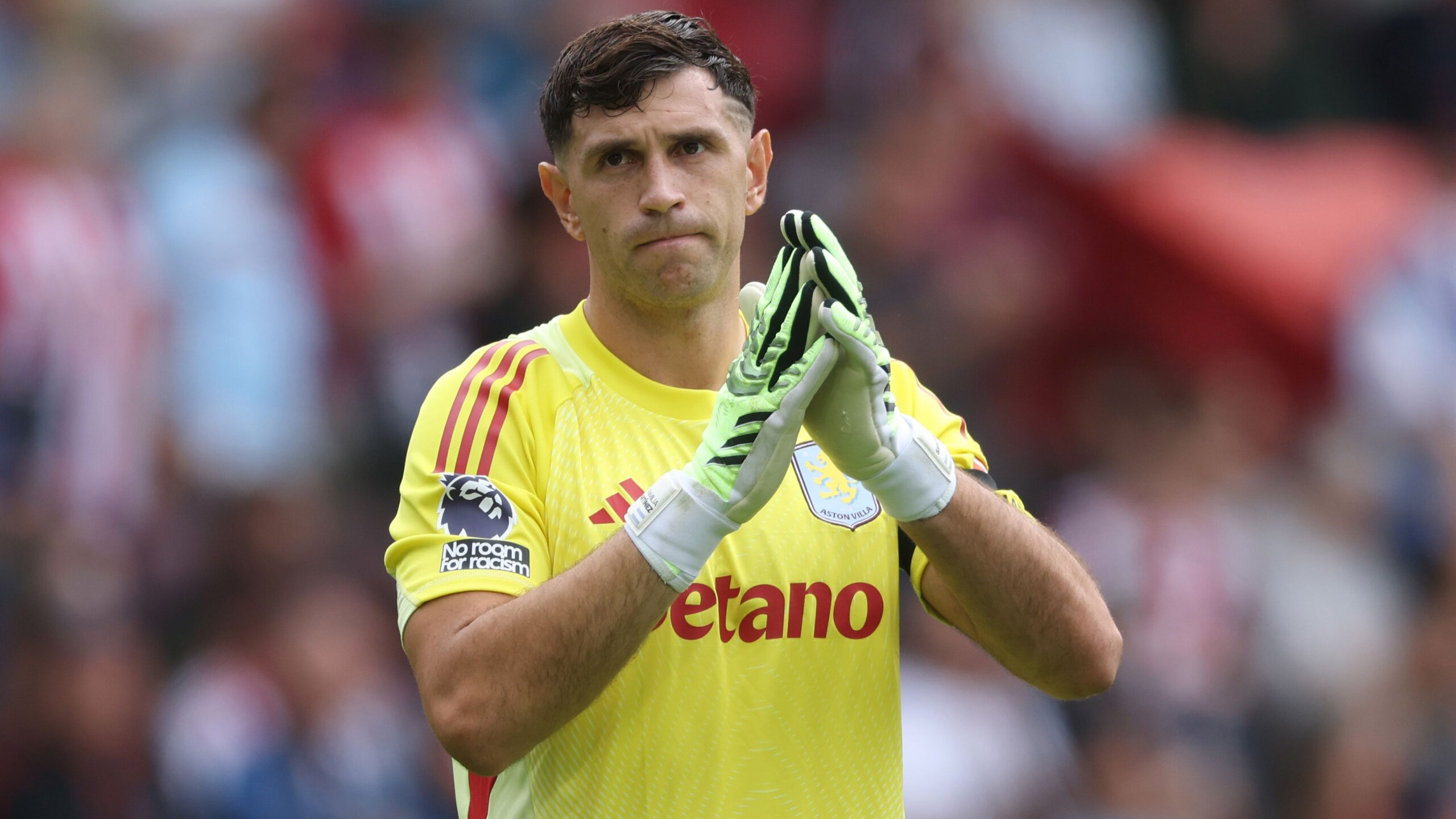 Emi Martinez Omitted as Aston Villa Faces Transfer Uncertainty 1 GettyImages 2231701071 scaled