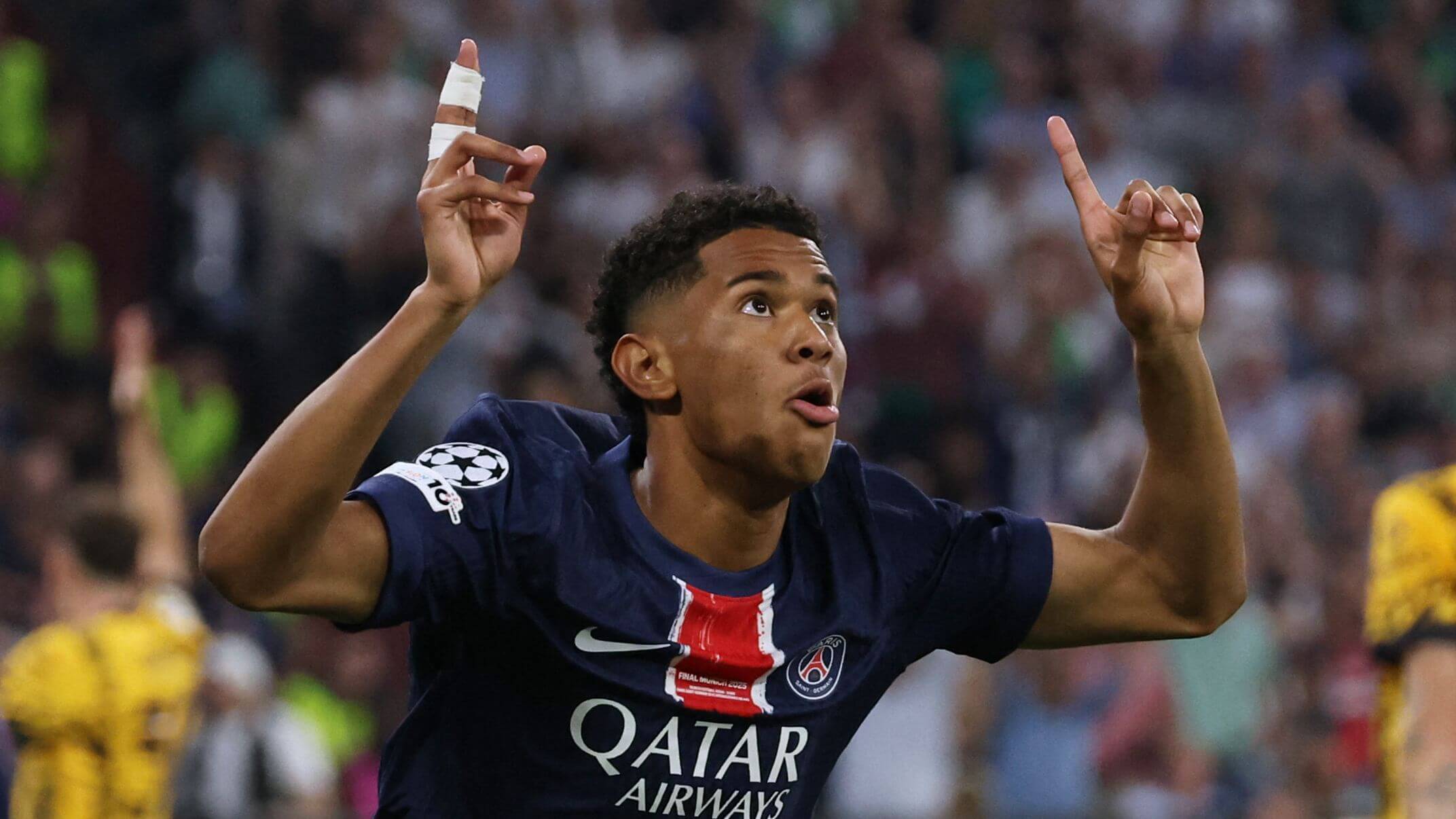 Chelsea & Man City Battle for PSG Starlet Senny Mayulu 5 GettyImages 2217325094