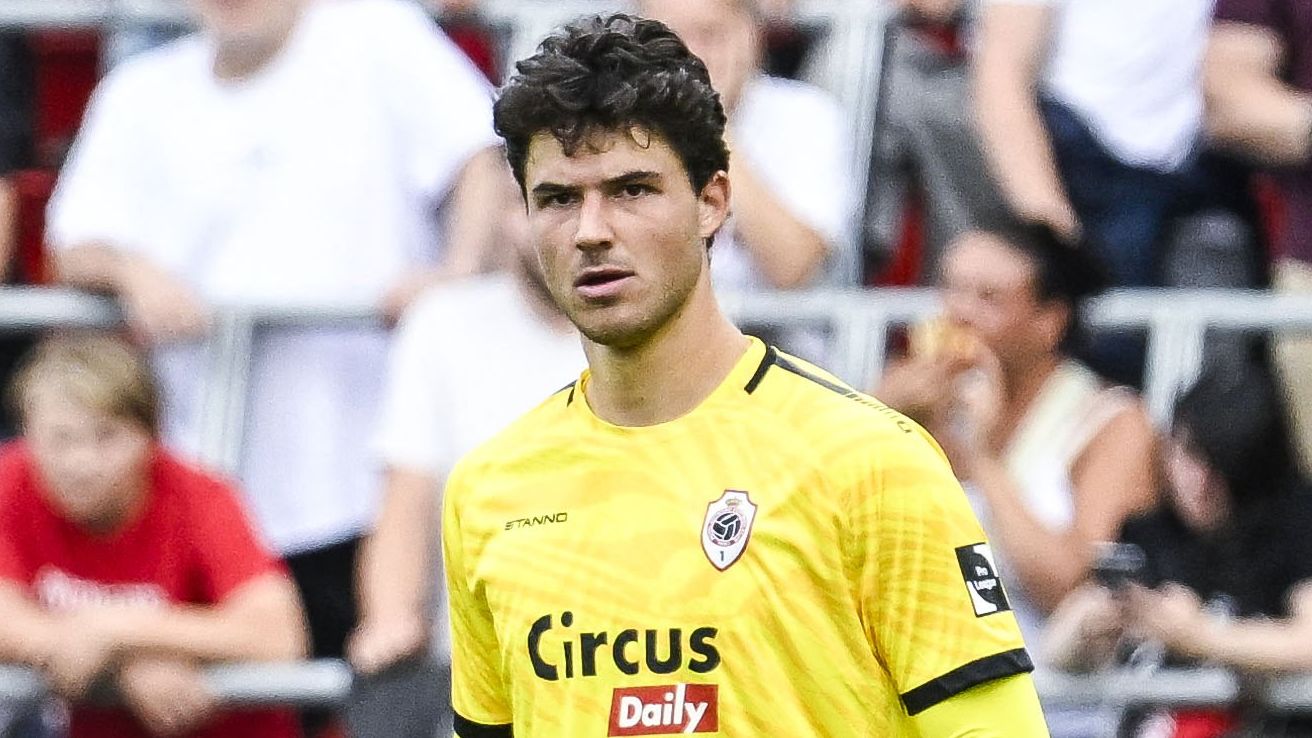 Senne Lammens Eyes Manchester United No.1 Spot After £18m Move 6 GettyImages 2225218678