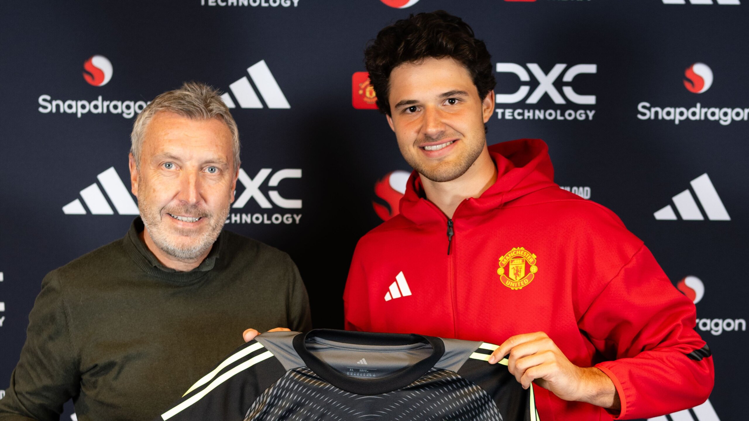 Man Utd Secure Senne Lammens in £18.2m Goalkeeper Move 2 GettyImages 2233247841 scaled