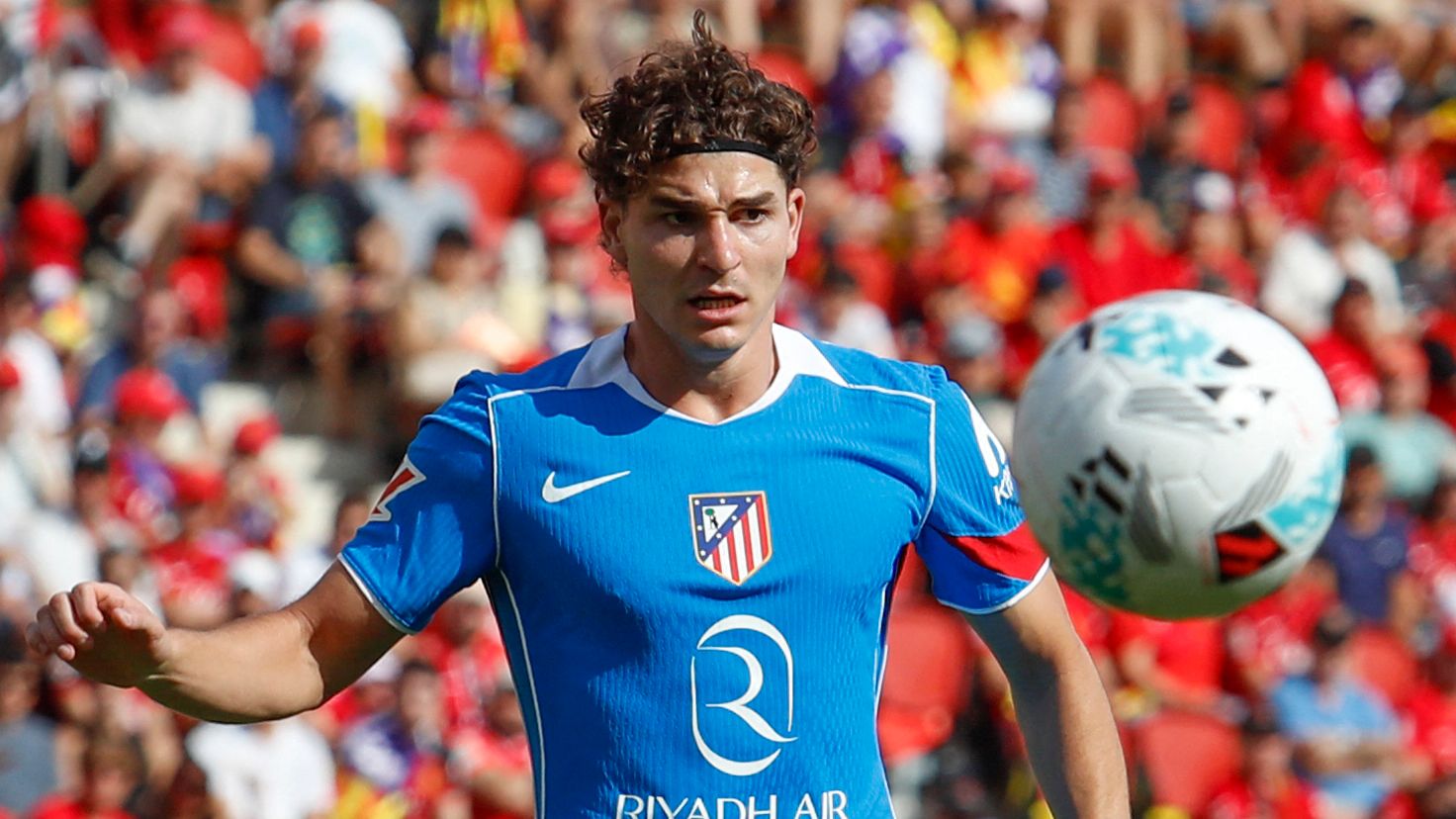 Julian Alvarez Substitution Sparks Debate as Simeone Stands Firm 3 GettyImages 2236077292