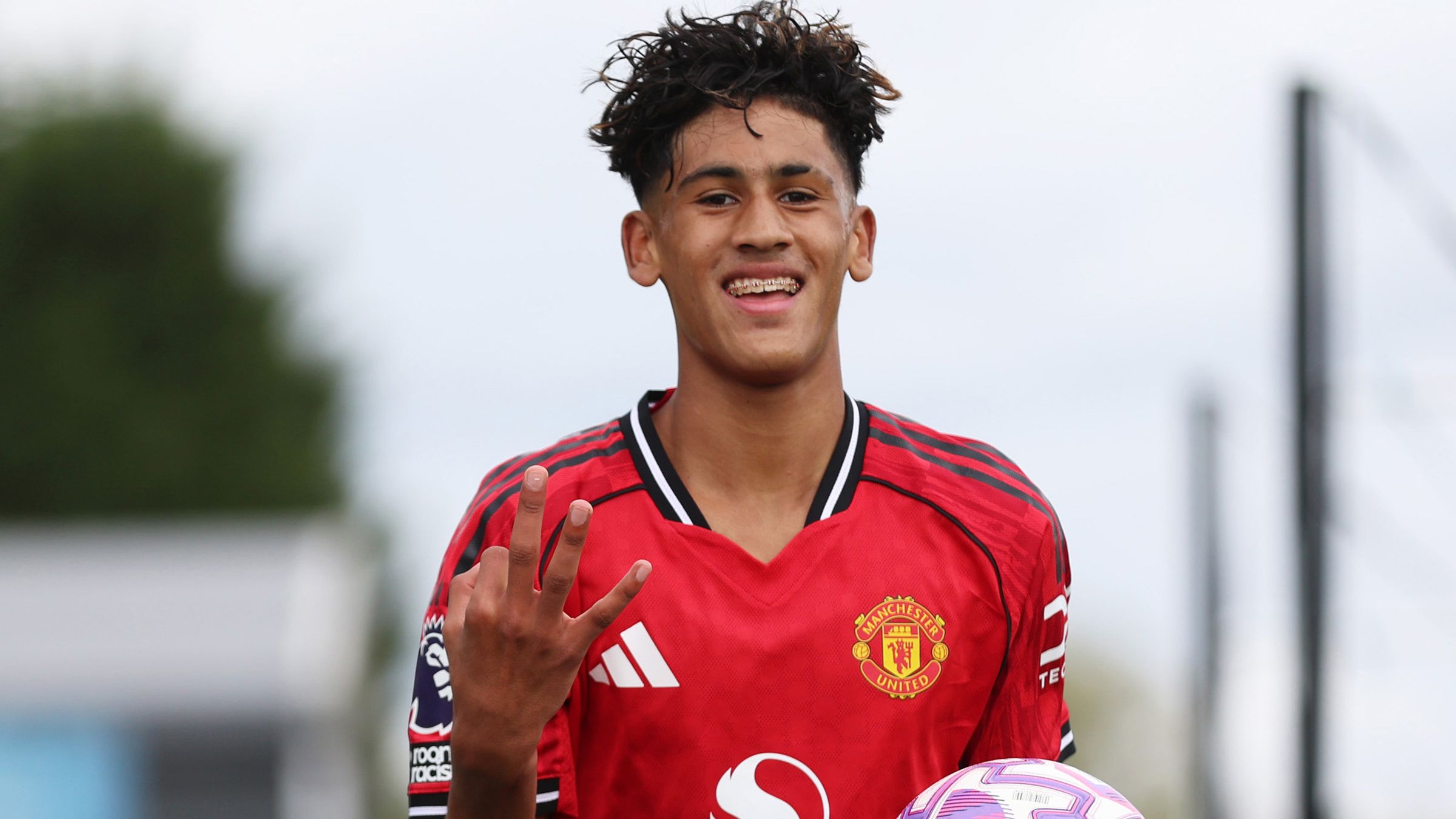 Man Utd Offer JJ Gabriel VIP Box to Secure Wonderkid’s Future 3 GettyImages 2232832552
