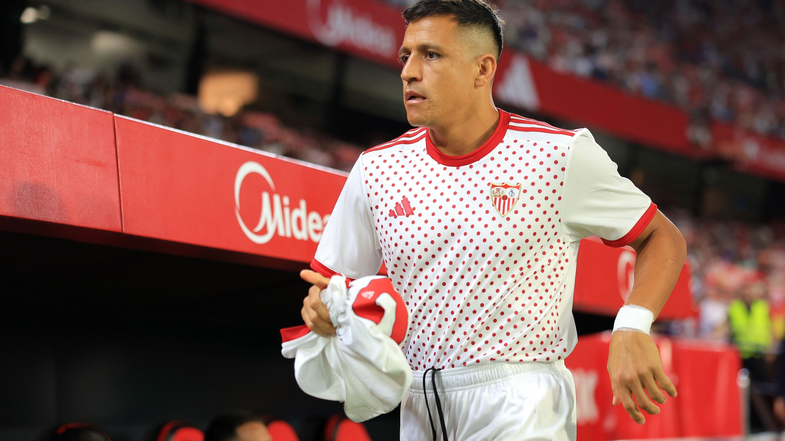 Alexis Sanchez Shines as Sevilla Stun Barcelona in LaLiga 4 GettyImages 2235081929 scaled