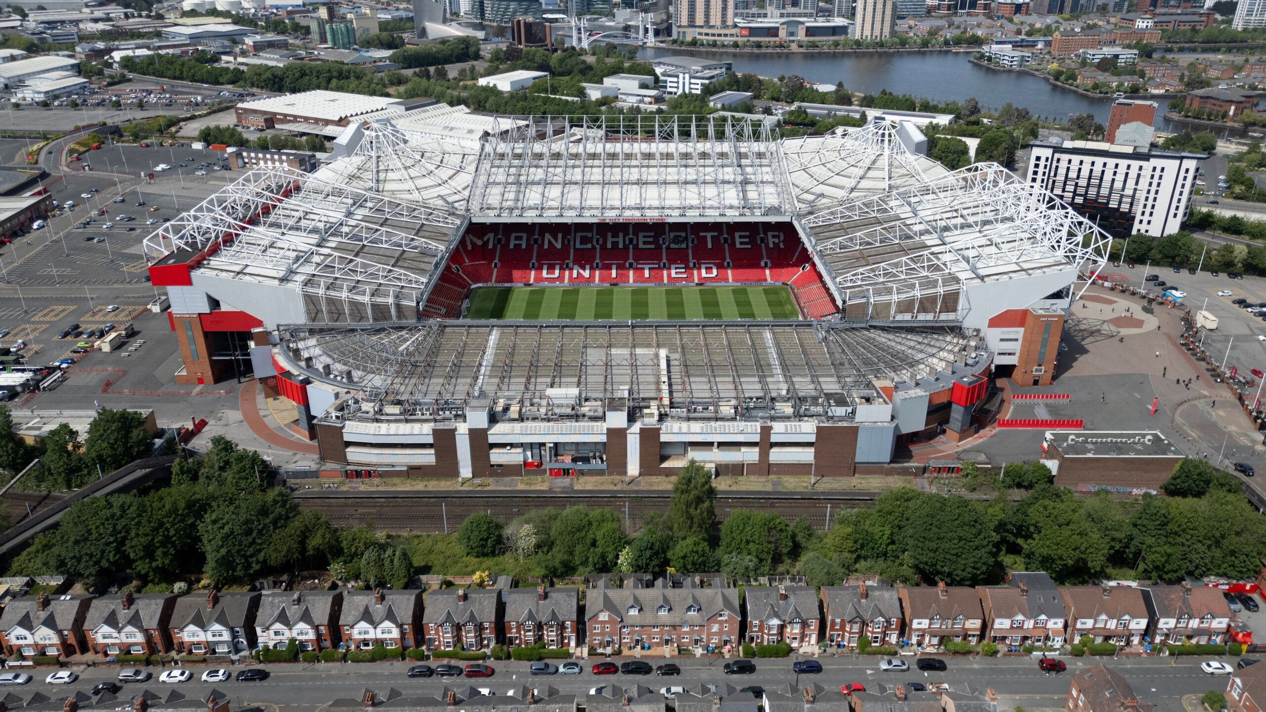 Man Utd to Honor Stone Roses Star Mani at Old Trafford 9 GettyImages 2215930165 scaled