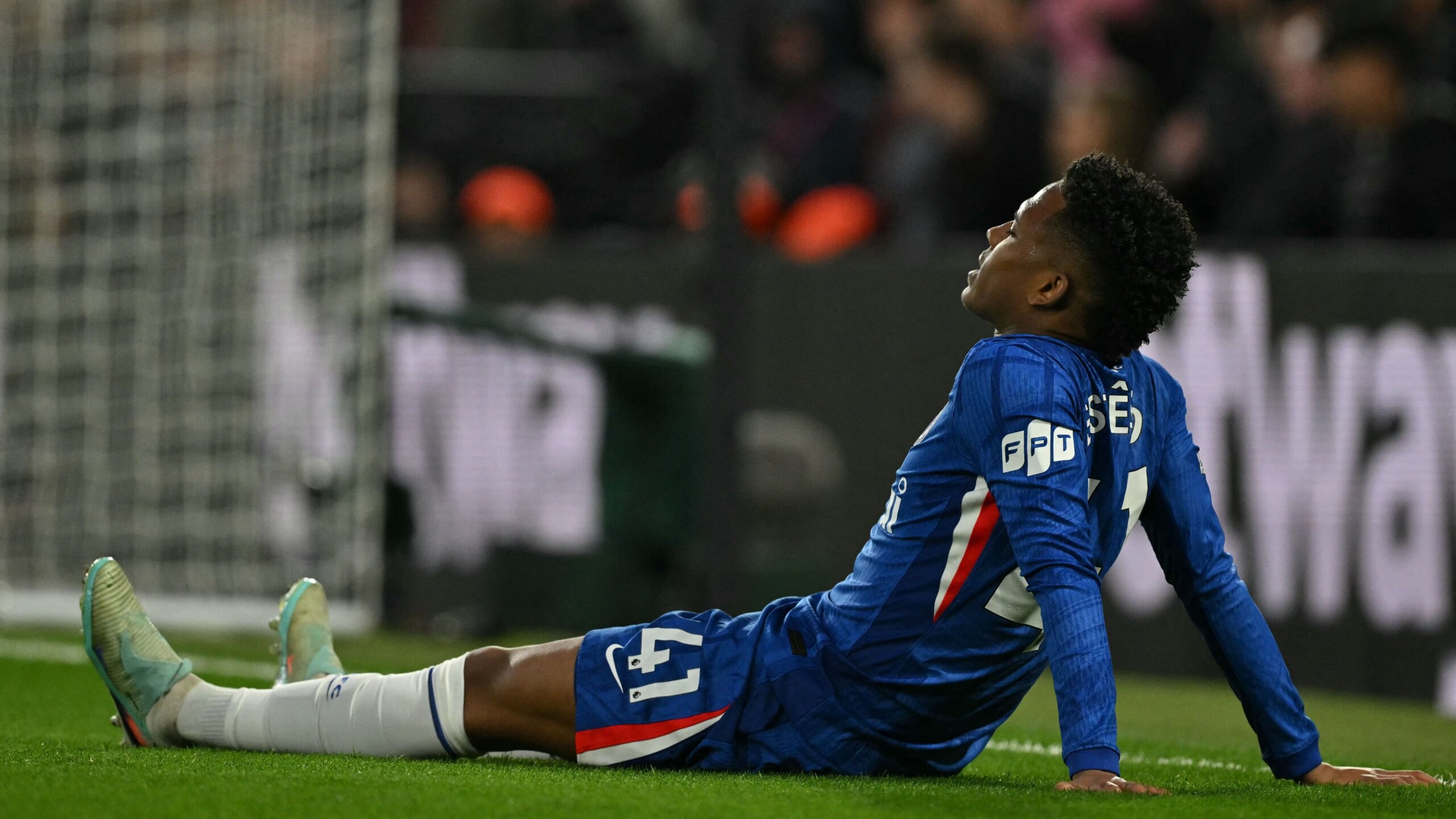 Estevao Willian Injury Adds to Chelsea Woes in Man Utd Defeat 10 GettyImages 2271405309 scaled